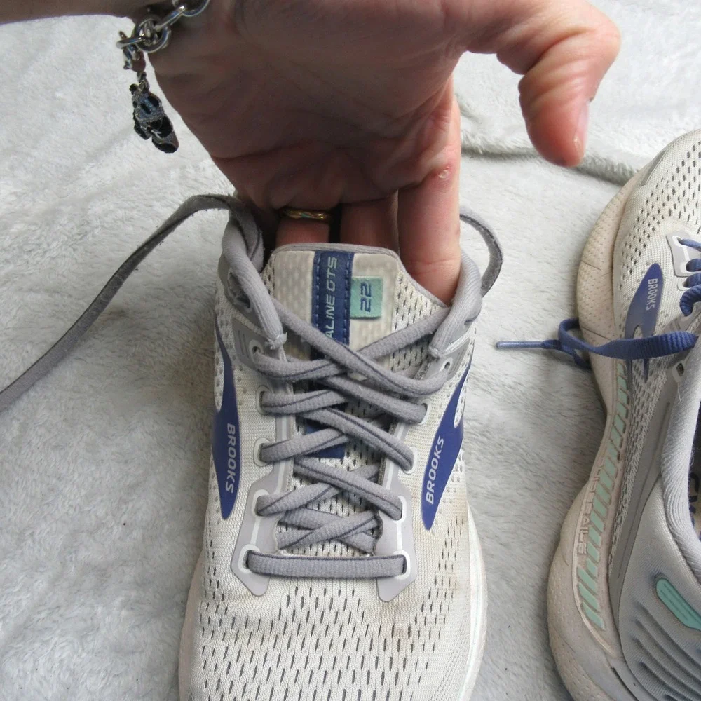 Brooks Women 7 Running Shoes Adrenaline‎ GTS 22 Gray Blue Athletic Sneakers Read